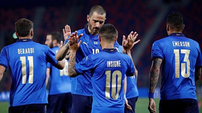 Jugadores de Italia en festejo de gol