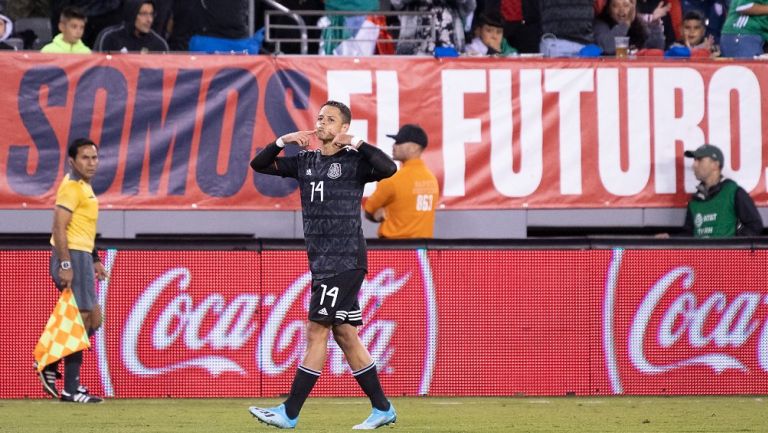 Javier Hernández celebrando un gol con el Tri