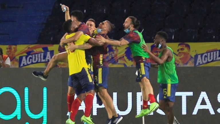 Jugadores colombianos celebran empate vs Argentina