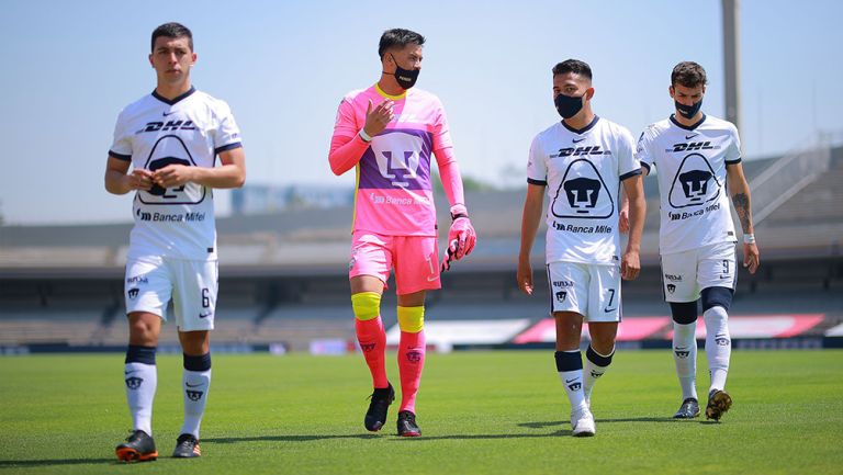 Jugadores de Pumas caminan en el Olímpico Universitario