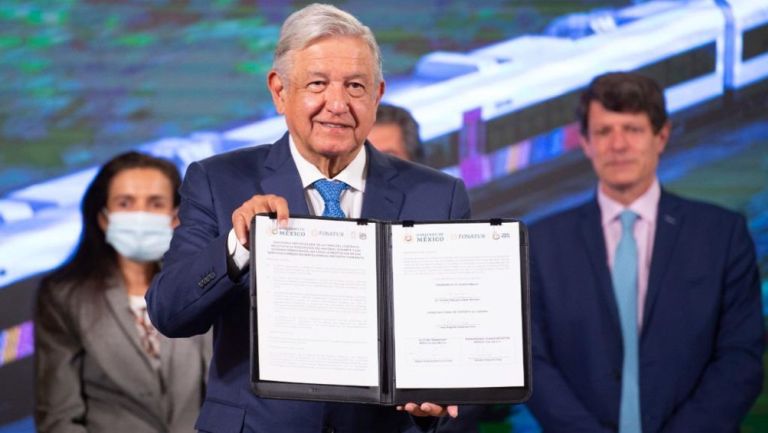 Andrés Manuel López Obrador firma licitación con el consorcio franco-canadiense