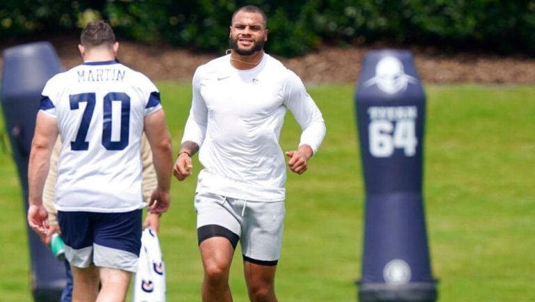 Dak Prescott en una práctica con Dallas