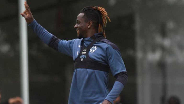 Ake Loba en un entrenamiento del Monterrey