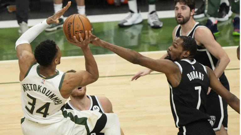 Giannis Antetokounmpo se prepara para anotar