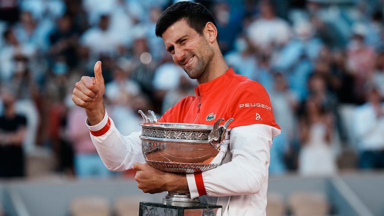 Djokovic abraza su trofeo de Roland Garros