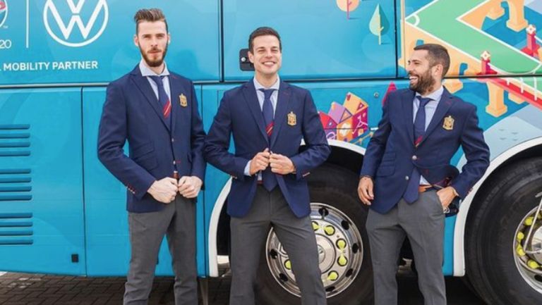 Jugadores de la Selección Española posando con sus trajes