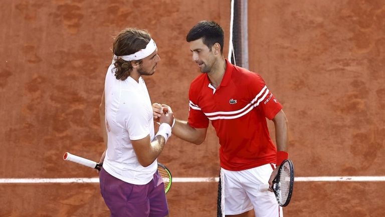 Tsitsipas saludando a Djokovic tras Final de Roland Garros