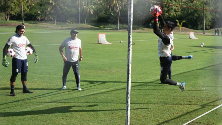 Toño Rodríguez sigue el entrenamiento de Raúl Rangel