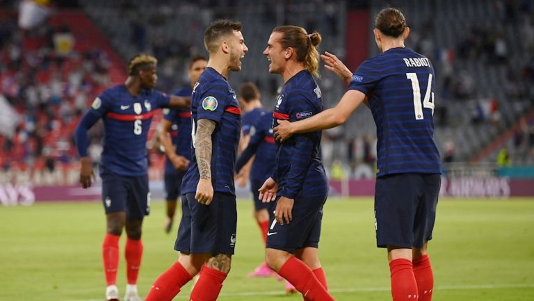 Jugadores franceses celebran gol vs Alemania