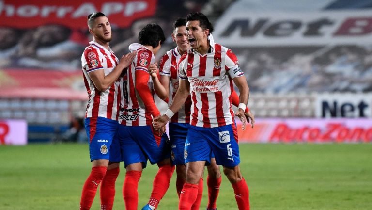 Jesús Molina celebrando un gol con Chivas