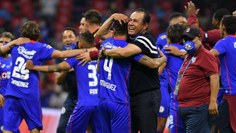 Juan Reynoso abraza a sus jugadores tras lograr el título de Liga MX