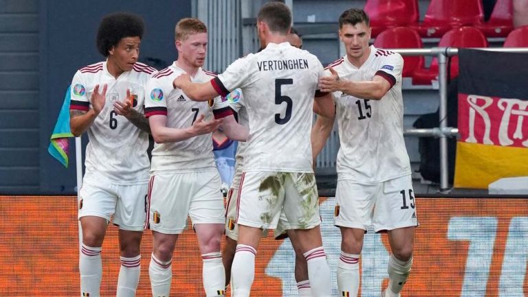 Jugadores de Bélgica festejan anotación ante Dinamarca