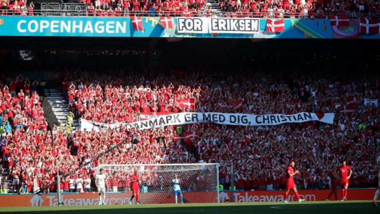 Homenaje a Eriksen durante el partido entre Dinamarca y Bélgica
