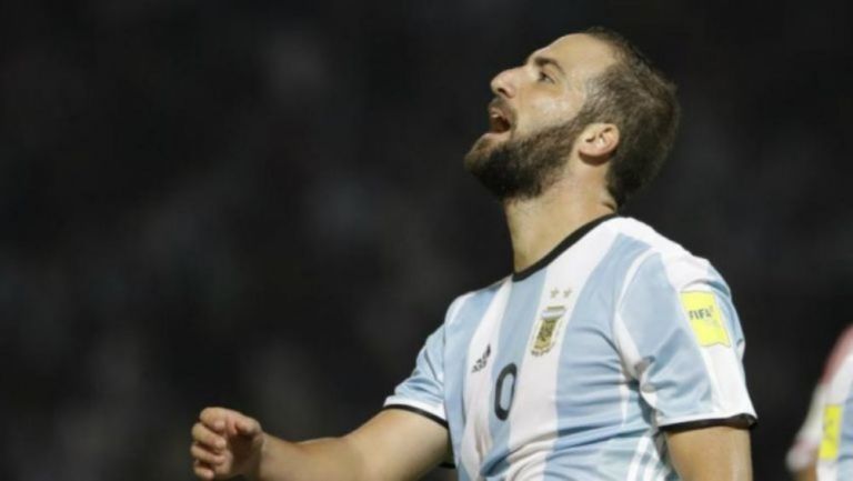Higuaín se lamenta tras falla con Argentina