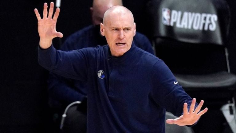 Rick Carlisle en un partido de los Mavericks