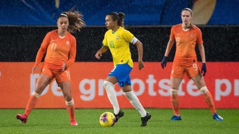 Marta Silva en acción con la selección de Brasil