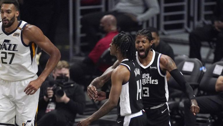 Jugadores de los Clippers celebran una canasta