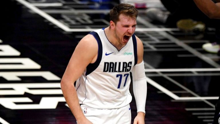 Luka Doncic durante un partido con los Mavericks