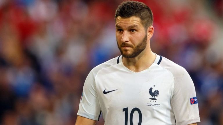 André-Pierre Gignac en acción con la selección de Francia