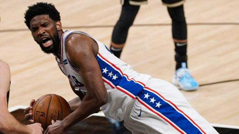 Joel Embiid en el duelo entre 76ers y Hawks