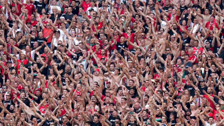 Afición de Hungría durante juego contra Francia en la Eurocopa