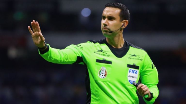 César Arturo Ramos arbitrando en la Liga MX