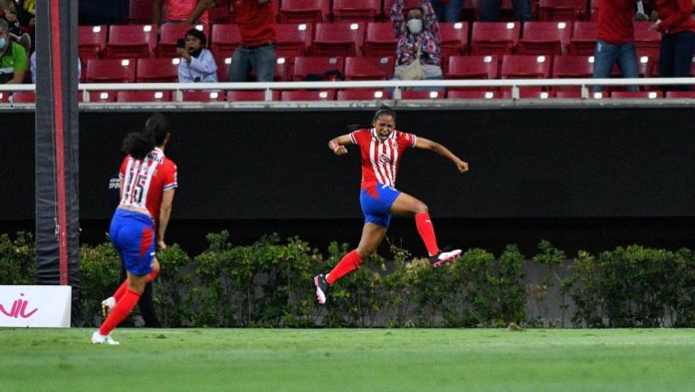 Miriam Castillo festejando un gol a favor de las Chivas