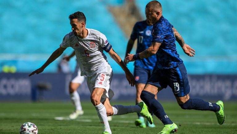 Sergio Busquets en acción frente a Eslovaquia