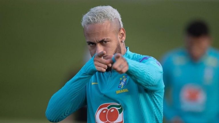 Neymar en el entrenamiento con Brasil