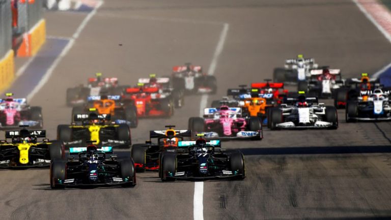 Monoplazas de Fórmula Uno en un circuito 