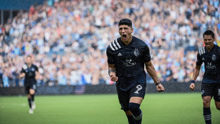 Alan Pulido celebrando un gol con Sporting Kansas City