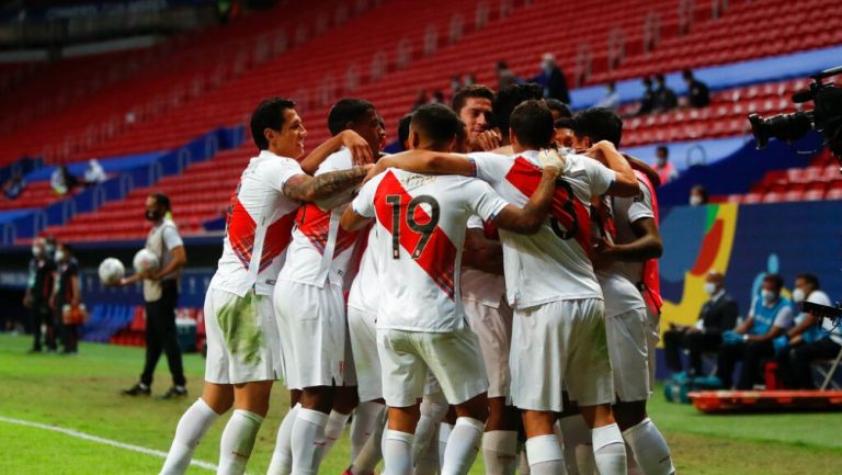 Jugadores peruanos celebran gol vs Venezuela