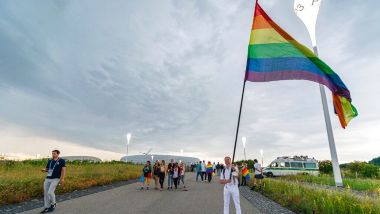 Aficionado con una bandera LGBT previo a un partido de Alemania