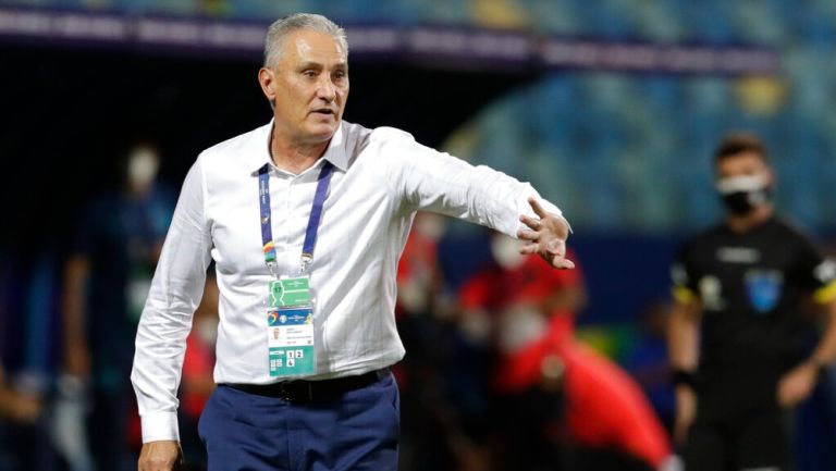 Tite durante un partido con Brasil