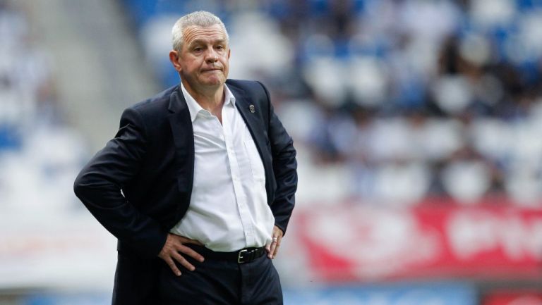 Javier Aguirre durante un partido con Rayados