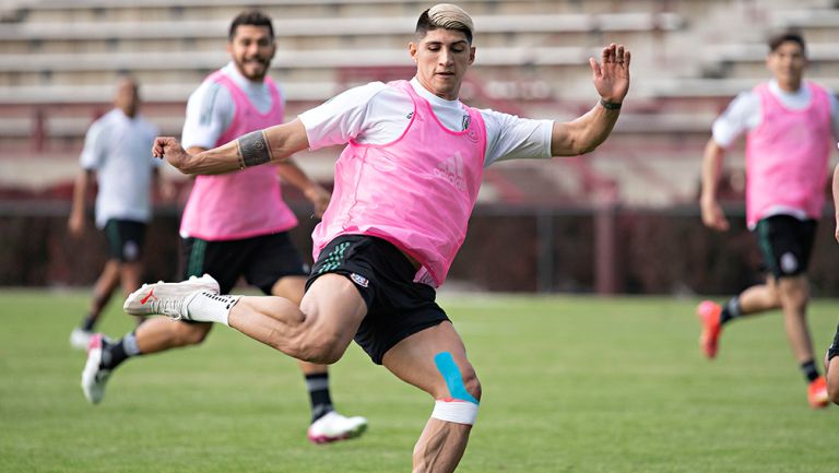 Alan Pulido, en un entrenamiento del Tri