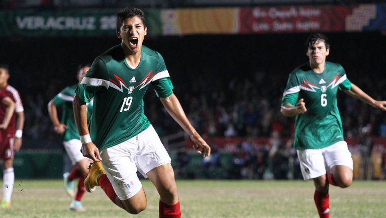 Zaldívar festeja gol en Juegos Centroamericanos y del Caribe Veracruz 2014