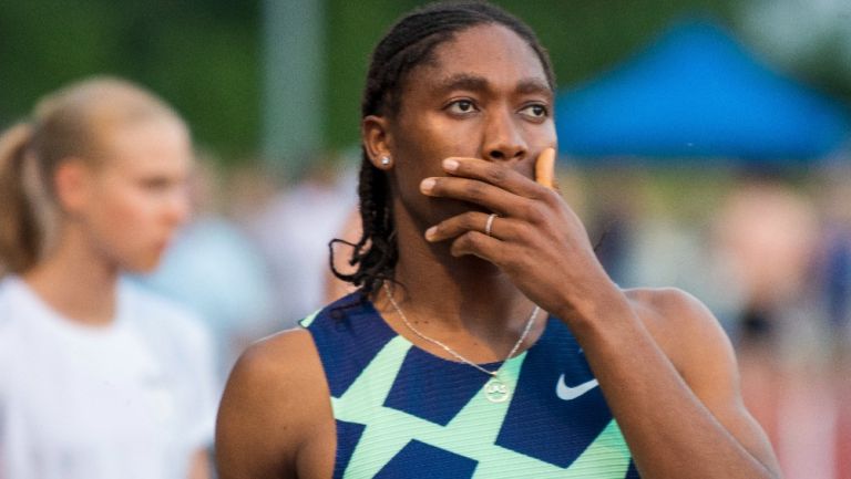 Caster Semenya reacciona durante competencia 