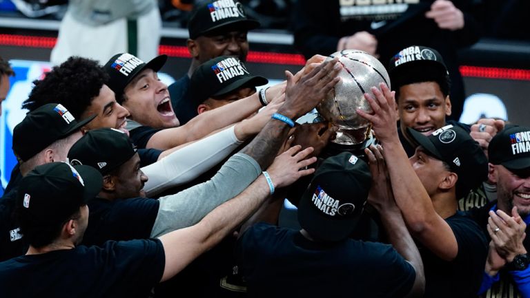 Bucks celebran con el trofeo después de vencer a los Hawks