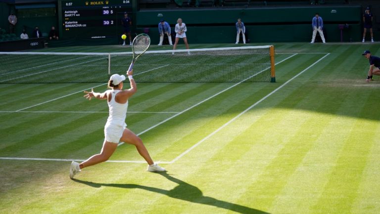 Ashleigh Barty en acción frente a Katerina Siniakova en Wimbledon