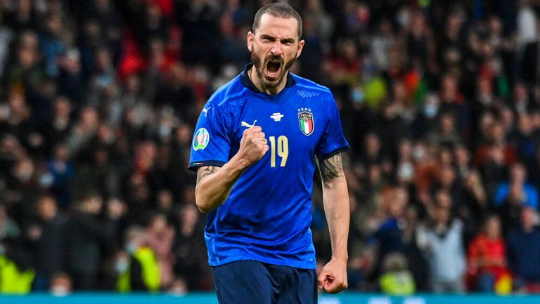 Leonardo Bonucci durante un duelo con Italia  