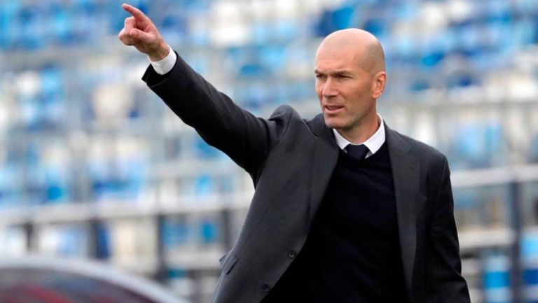 Zinedine Zidane durante un duelo del Real Madrid 