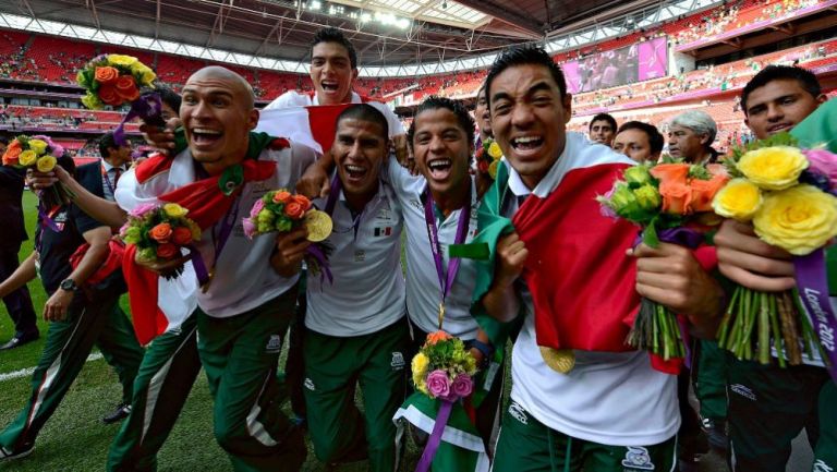 Futbolistas mexicanos festejando el haber ganado la medalla de oro en Londres 2012