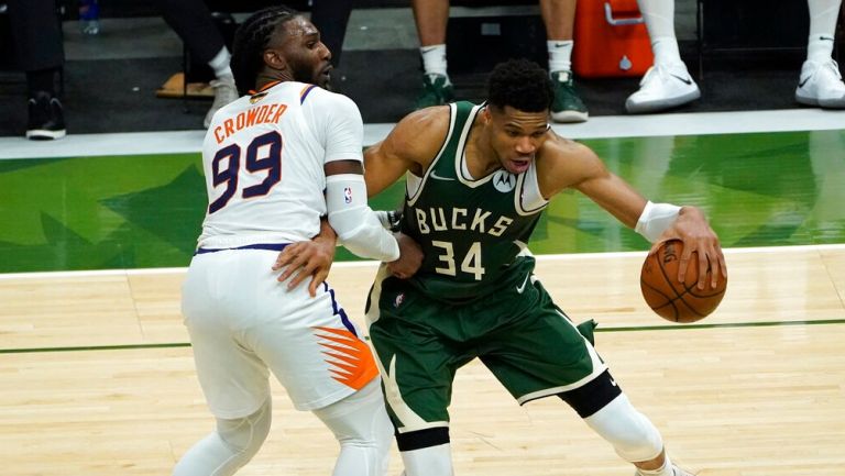 Antetokounmpo intenta evadir la marca rival