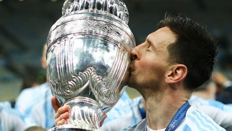 Messi besa el trofeo de la Copa América 2020