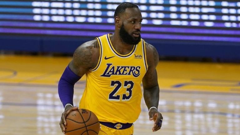 LeBron James durante un partido con los Lakers