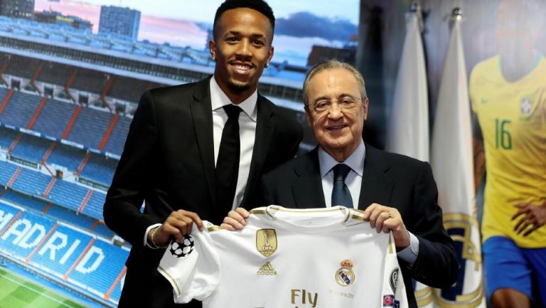 Éder Militão y Florentino Pérez en la presentación del jugador con el Real Madrid