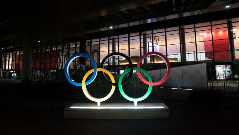 Aros Olímpicos iluminados en el aeropuerto de Tokio