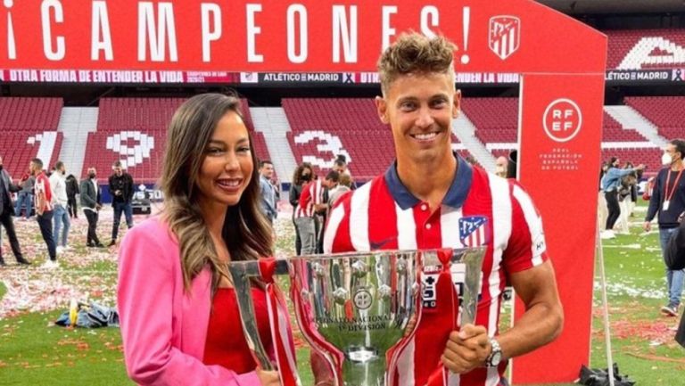 Patricia Noarbe posa junto a Marcos Llorente con la Copa de LaLiga 2021