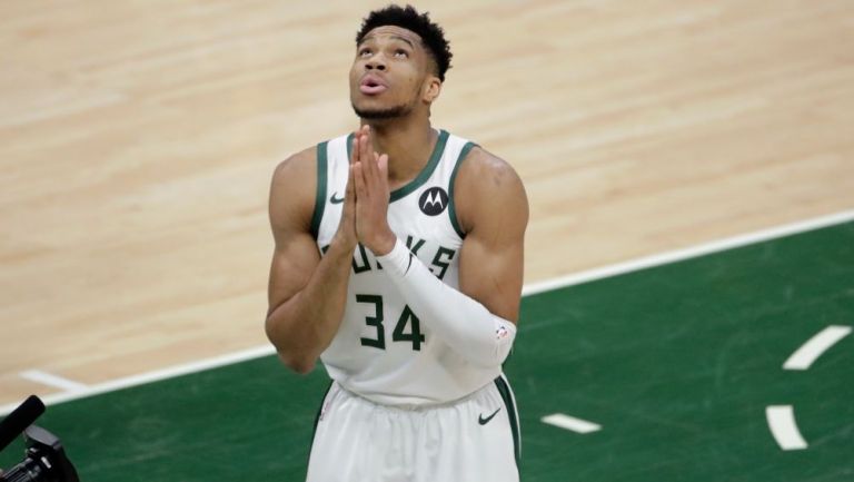 Giannis Antetokounmpo en acción con Bucks